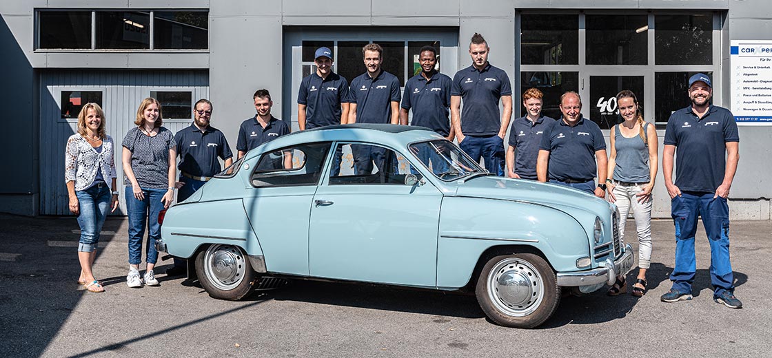 Frühere Teamaufnahme mit klassischem Saab vor der Garage Jost in Pieterlen
